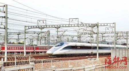 CRH380A動車與老式火車并行進出站，歷史與現(xiàn)代在此交融